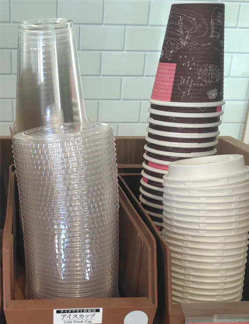 吉野家にはコールドとホットのカップの2種類があります。